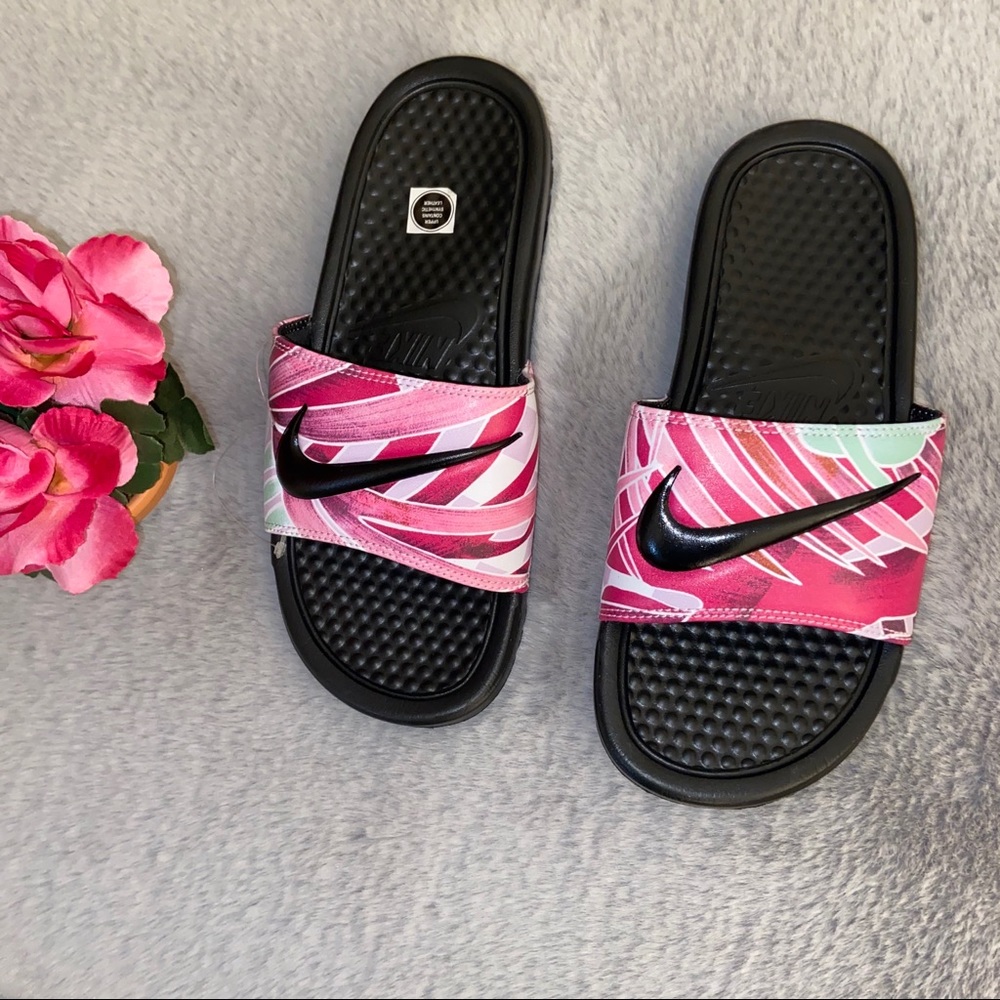 Nike pink Benassi slides 💞